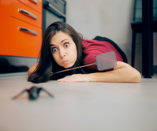 Femme prête à tuer un insecte avec une tapette